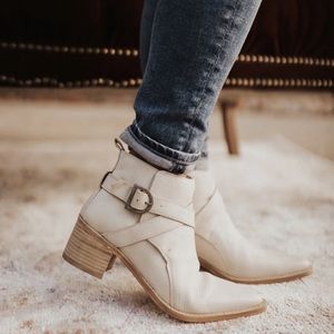 FREE PEOPLE Women’s Back Loop Ankle Leather Western Strappy Boot Ecru 9.5